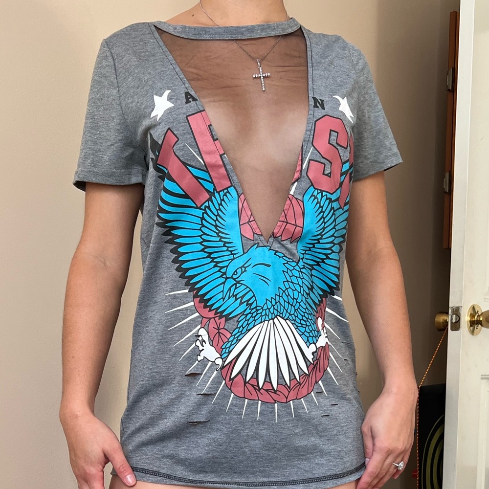 Fun t-shirt with a nice see through opening